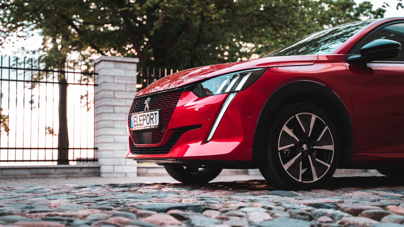 Elektriauto fotosessioon õhtuvalguses: Punane Peugeot e-208